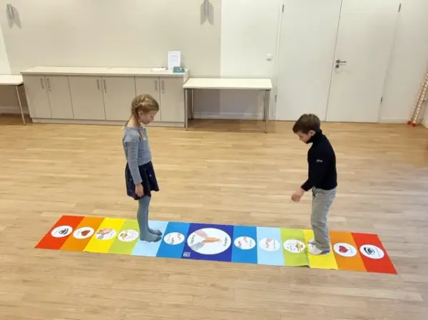 Kinder auf dem Friedensteppich