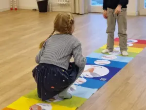 KInder auf dem Friedensteppich
