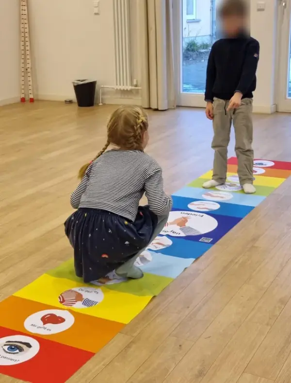 KInder auf dem Friedensteppich