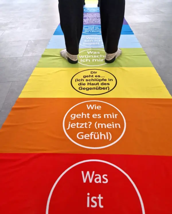 Friedensteppich groß Anwendung im Seminar