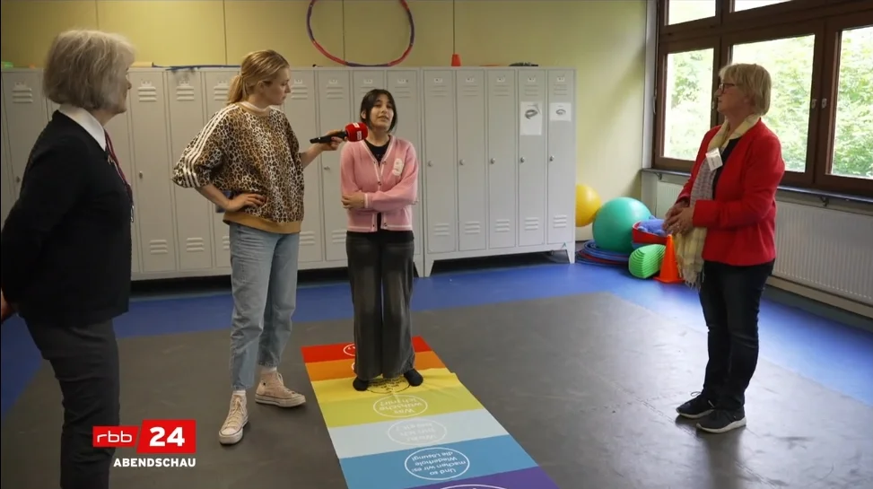 Seniorpartner in School vom Landesverband Berlin setzen den Friedensteppich ein