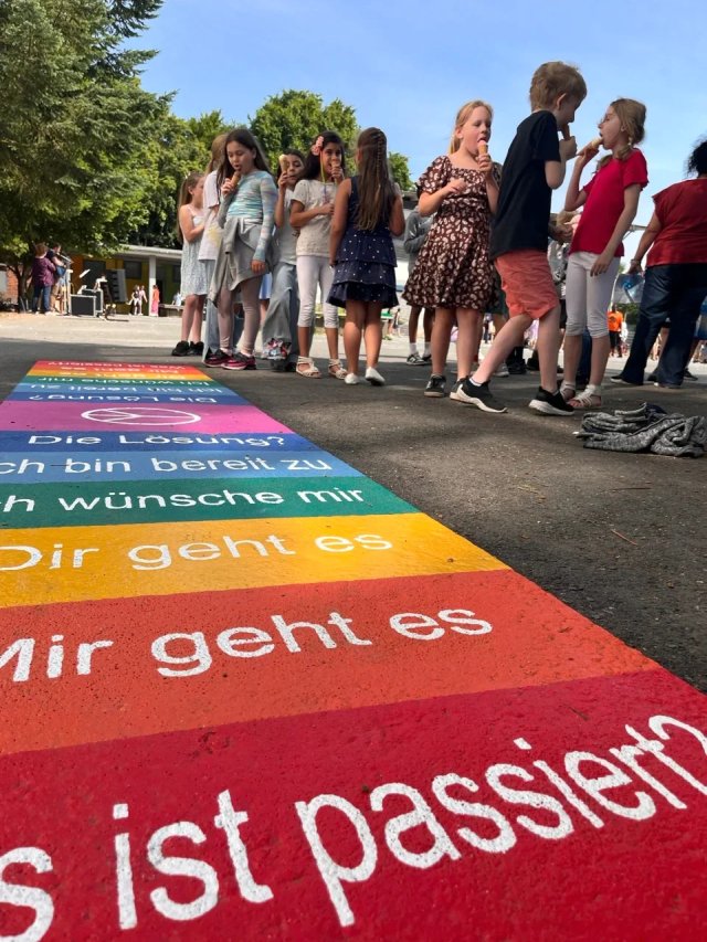 Friedensteppich in der Grundschule: Fest verlegt auf dem Schulhof (Grundschule an der Rahmstraße)