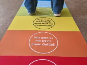 Großer rutschfester Friedensteppich mit Text