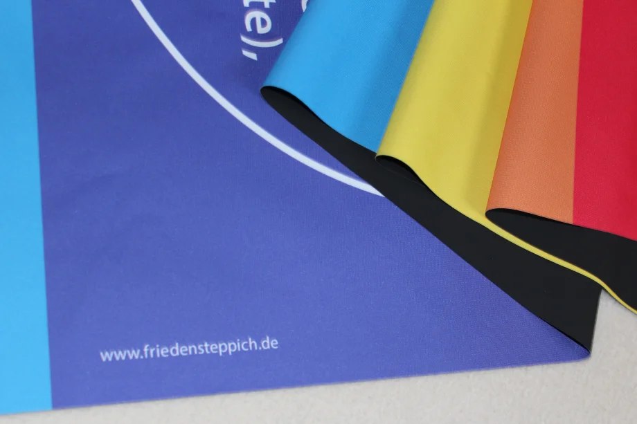 Der neue große rutschfeste Friedensteppich mit Text