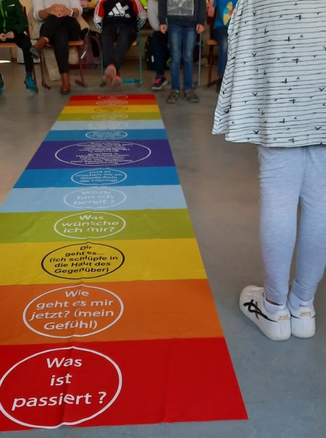 Inhouse-Schulung Friedensteppich in Grundschulklasse