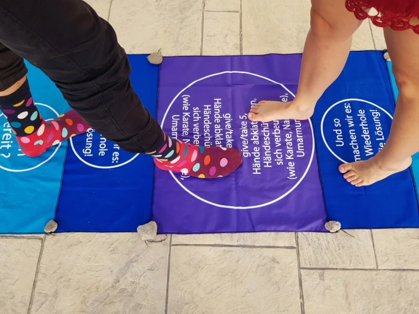 Ein Paar geht auf dem Friedensteppich aufeinander zu