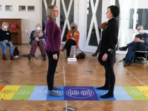 Zwei Frauen stehen sich auf dem Friedensteppich gegenüber