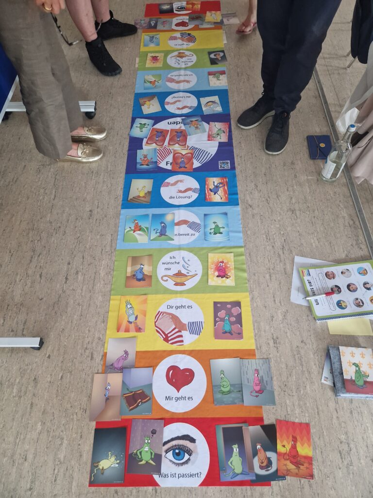 Teilnehmende im Präsenzkurs Friedensteppich in Berlin