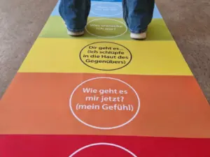 Großer rutschfester Friedensteppich mit Text