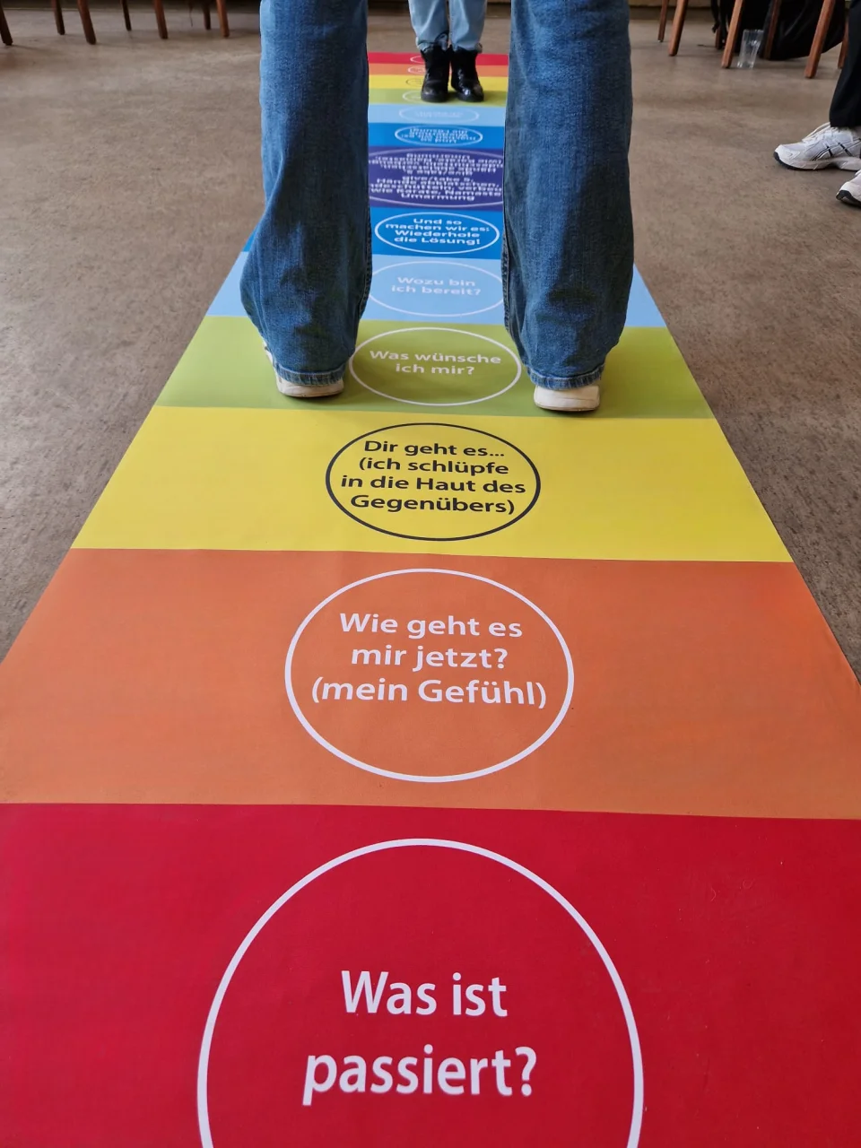 Großer rutschfester Friedensteppich mit Text