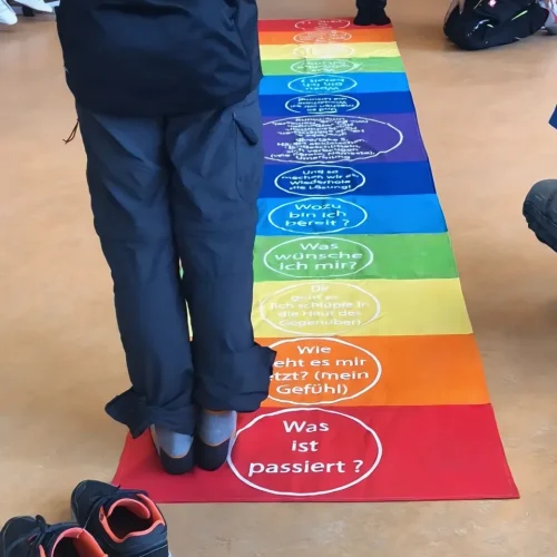 Großer Friedensteppich mit Text