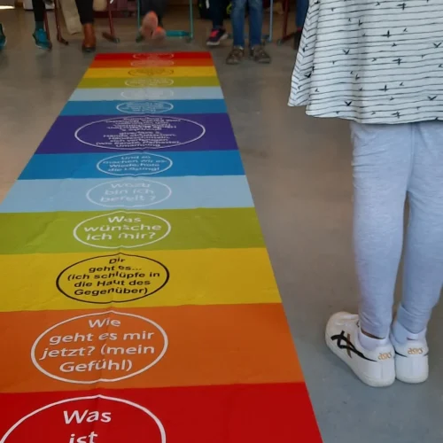 Inhouse-Schulung Friedensteppich in Grundschulklasse