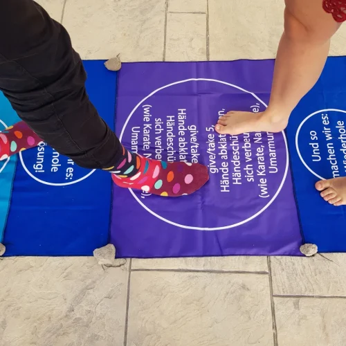 Ein Paar geht auf dem Friedensteppich aufeinander zu